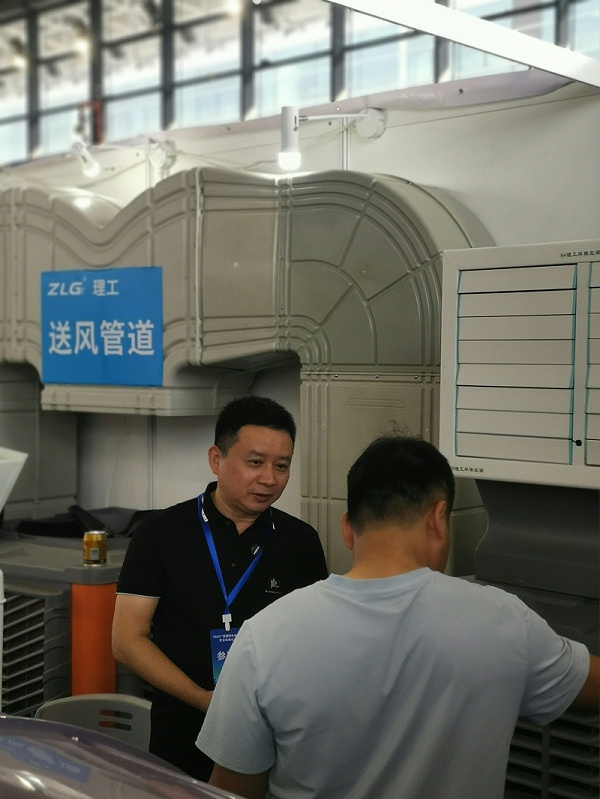 客户在广西国际农业博览会理工公司展位了解模块化送风管道