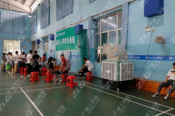 电院开学报名现场使用理工冷风机