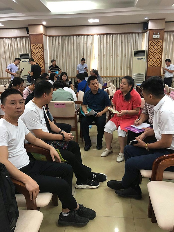 田阳扶贫结对会议参会代表讨论