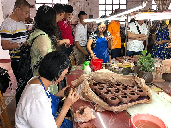 参观坭兴陶制作现场