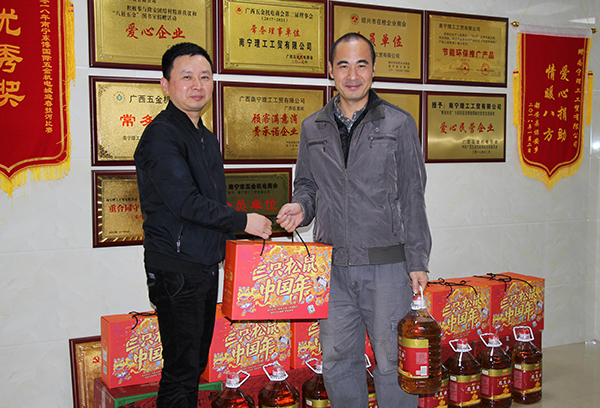 ZLG理工老板发放春节礼品
