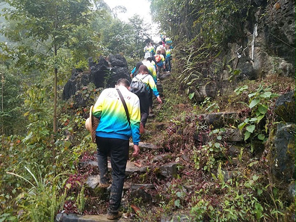 各位小伙伴们正在爬山进去山区