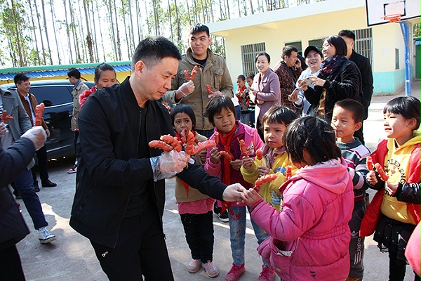 理工公司陈总跟孩子们分享食物