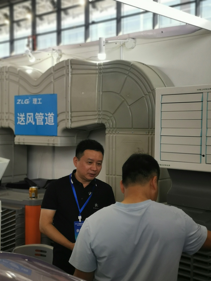 客户在广西国际农业博览会理工公司展位了解模块化送风管道