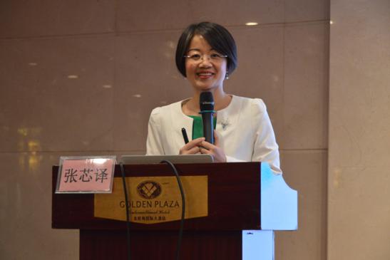 高级讲师上台讲解