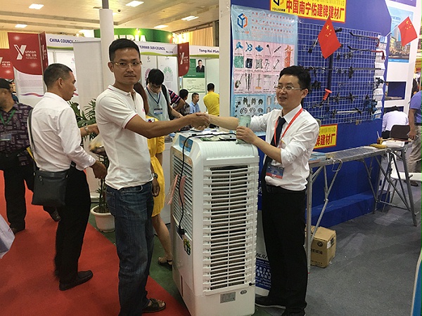 展会现场越南客户购买理工环保空调