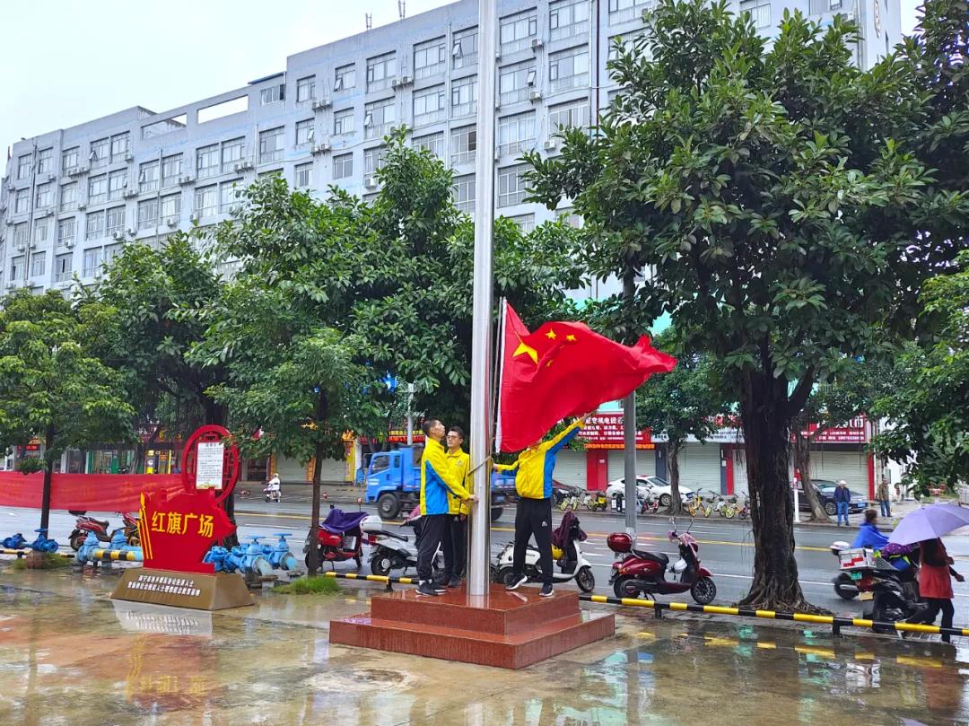 广西ZLG理工参加“红旗广场”举行的升国旗仪式