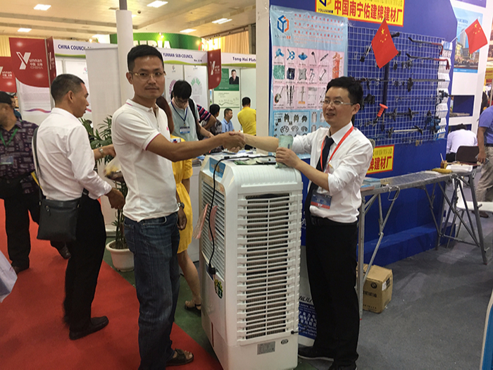 越南展会现场越南客户购买理工环保空调